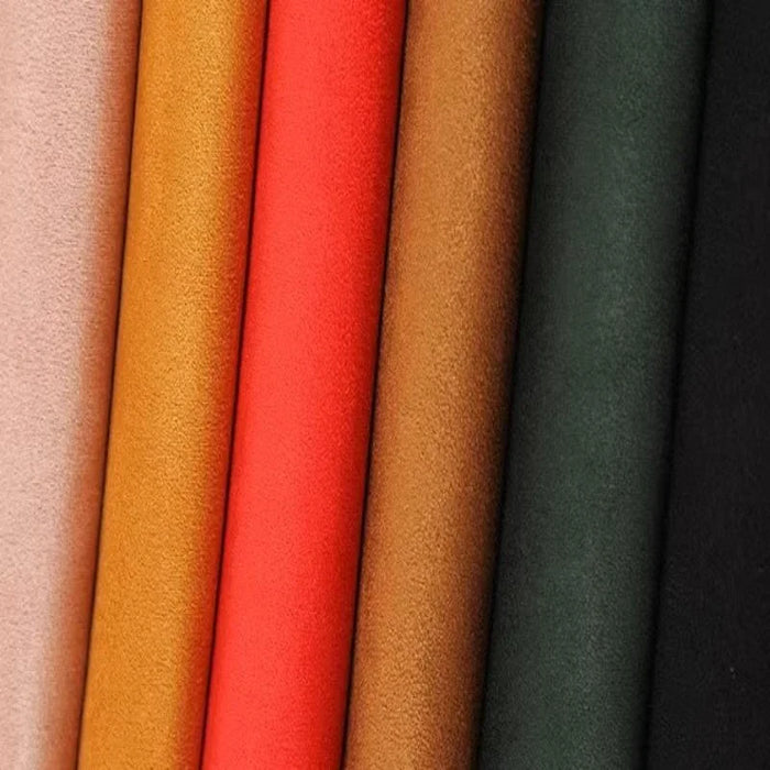 Des rangées de tissus de six couleurs - rose clair, jaune moutarde, rouge orangé, beige, vert foncé et noir - sont présentées. La microfibre Matière suédine de Longan Craft France est douce, extensible dans les 4 directions, idéale pour les projets de bricolage de vêtements.