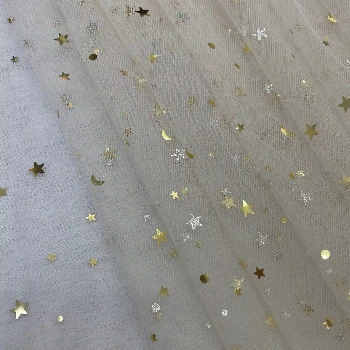 Le Tissu tulle lune et étoiles au mètre de Longan Craft France est un tulle multicolore pailleté, parfait pour les costumes de scène et les créations féeriques grâce à ses motifs scintillants de lunes et d'étoiles.