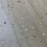 Le Tissu tulle lune et étoiles au mètre de Longan Craft France est un tulle multicolore pailleté, parfait pour les costumes de scène et les créations féeriques grâce à ses motifs scintillants de lunes et d'étoiles.