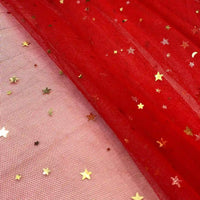 Gros plan sur le Tissu tulle lune et étoiles au mètre de Longan Craft France, un tissu pailleté transparent et multicolore idéal pour les costumes, décoré de confettis d'étoiles et de lunes dorées qui scintillent magnifiquement à la lumière.