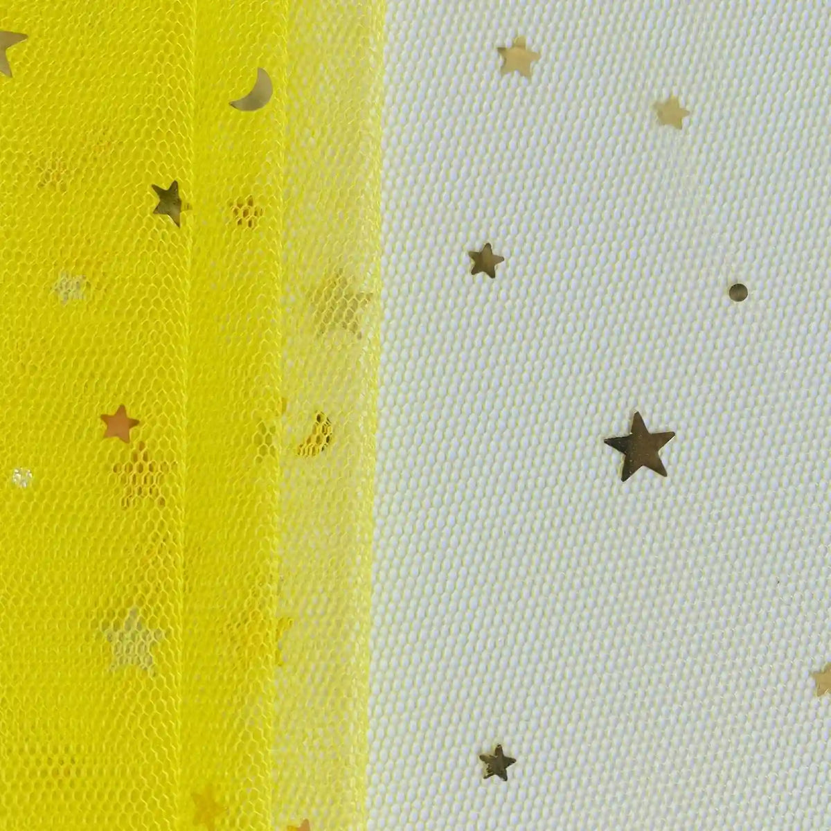 Gros plan sur le Tissu tulle lune et étoiles au mètre de Longan Craft France, un tulle multicolore pailleté avec motifs étoiles et lunes, idéal pour costumes de scène ou projets créatifs.