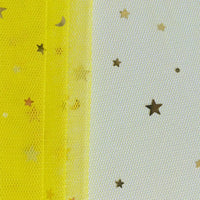Gros plan sur le Tissu tulle lune et étoiles au mètre de Longan Craft France, un tulle multicolore pailleté avec motifs étoiles et lunes, idéal pour costumes de scène ou projets créatifs.