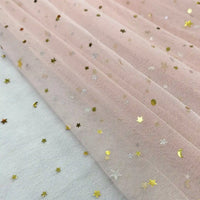 Gros plan sur Tissu tulle lune et étoiles au mètre de Longan Craft France, un tulle multicolore pailleté orné de sequins étoiles et pois dorés et argentés. Idéal pour costumes de scène ou robes, vendu au mètre.