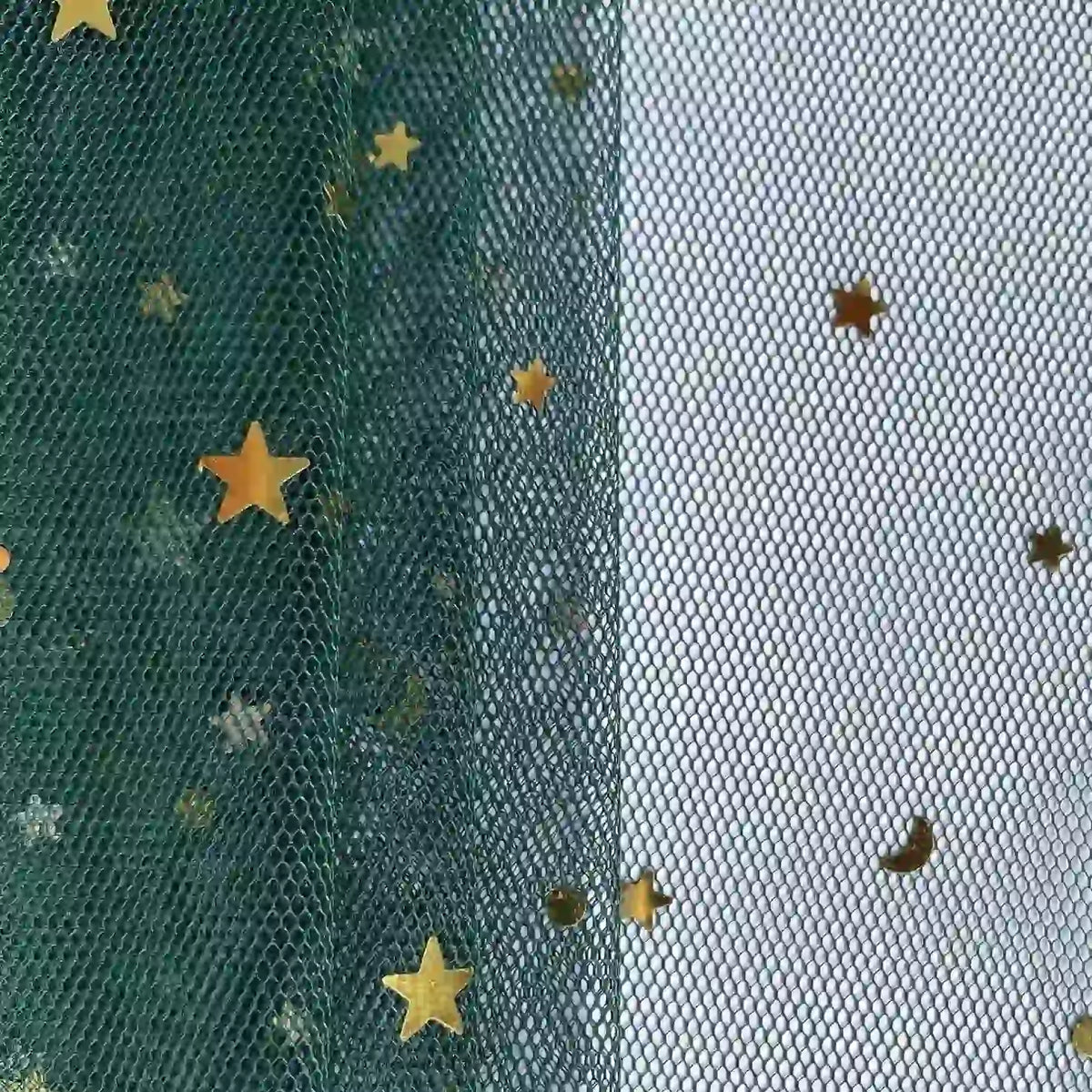 Gros plan sur le tissu tulle lune et étoiles au mètre de Longan Craft France : une maille vert foncé et blanche avec des paillettes multicolores en forme d'étoiles et de lunes, parfaite pour les costumes de scène et les projets créatifs.