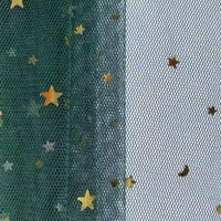 Gros plan sur le tissu tulle lune et étoiles au mètre de Longan Craft France : une maille vert foncé et blanche avec des paillettes multicolores en forme d'étoiles et de lunes, parfaite pour les costumes de scène et les projets créatifs.