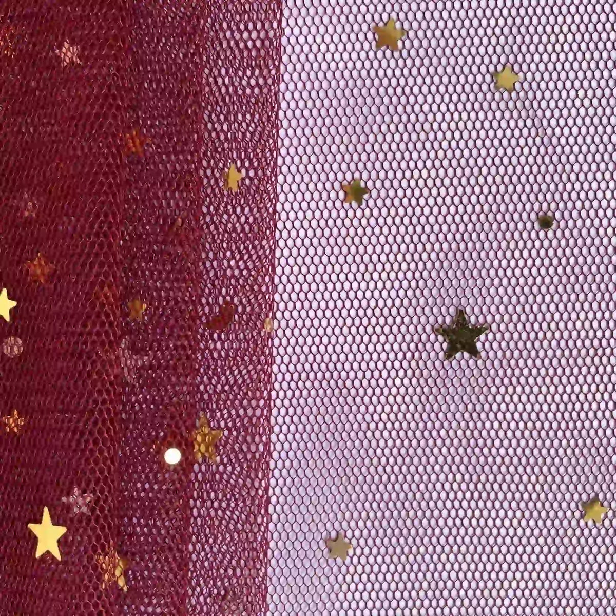 Gros plan sur le "Tissu tulle lune et étoiles au mètre" de Longan Craft France : tulle pailleté multicolore avec paillettes étoiles dorées sur maille hexagonale, idéal pour les costumes de scène.