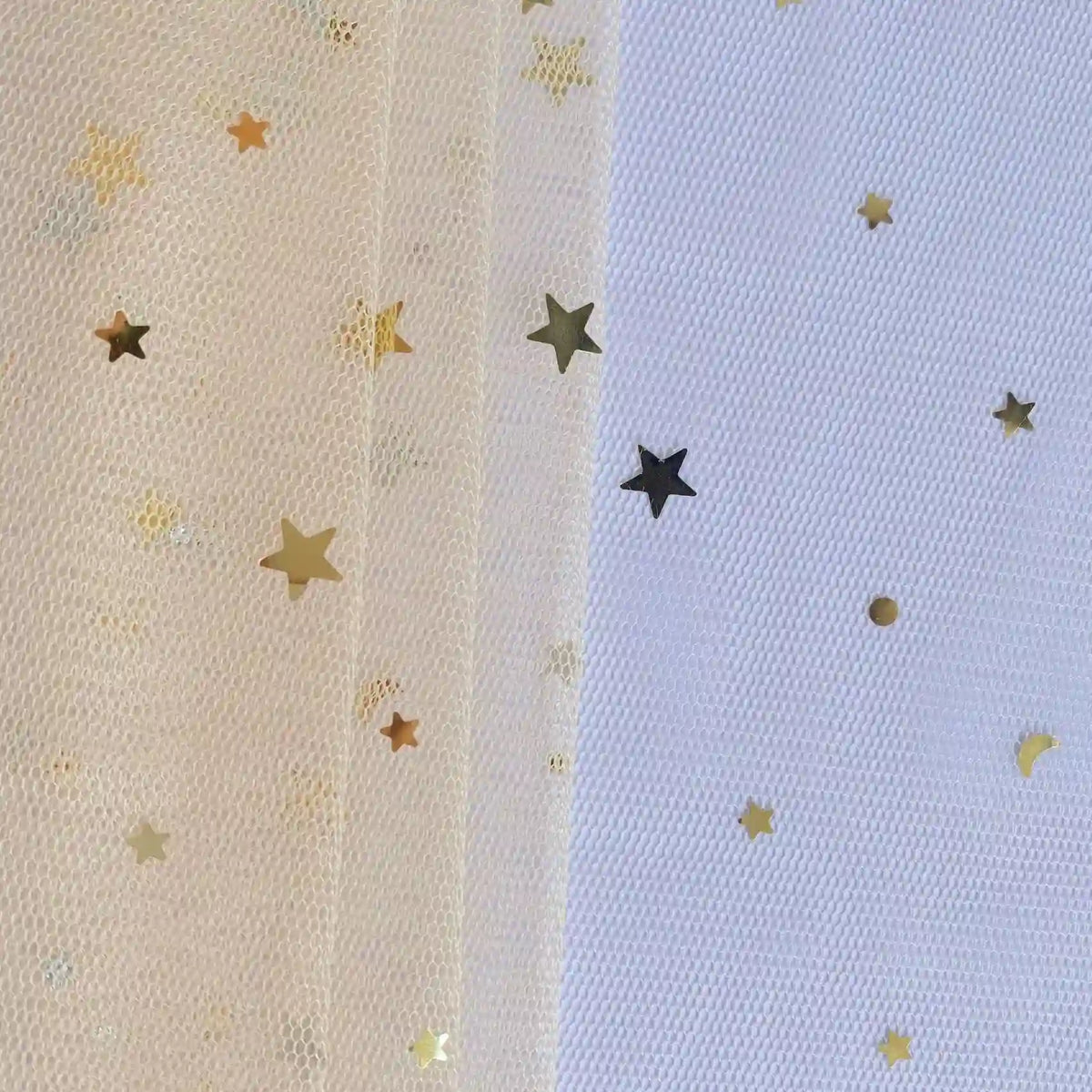 Le "Tissu tulle lune et étoiles au mètre" de Longan Craft France est une maille transparente blanche et crème avec des étoiles dorées et des confettis métalliques ronds, avec des paillettes multicolores. Des étoiles et des points de différentes tailles décorent les panneaux verticaux qui se chevauchent. Parfait pour les costumes de scène.