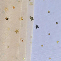 Le "Tissu tulle lune et étoiles au mètre" de Longan Craft France est une maille transparente blanche et crème avec des étoiles dorées et des confettis métalliques ronds, avec des paillettes multicolores. Des étoiles et des points de différentes tailles décorent les panneaux verticaux qui se chevauchent. Parfait pour les costumes de scène.