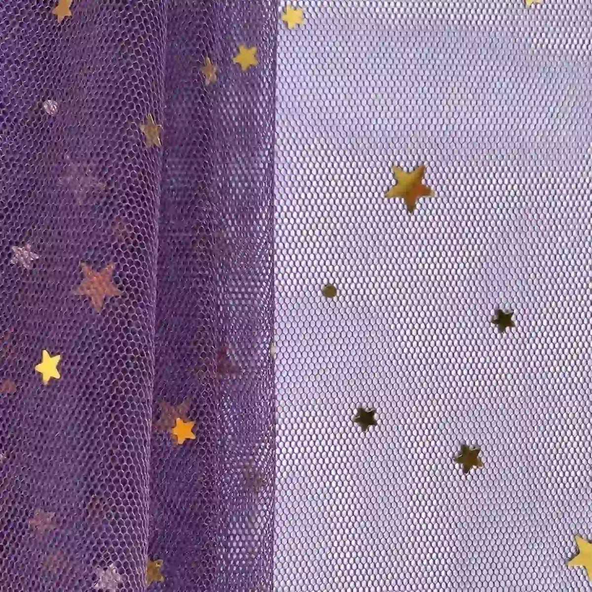 Gros plan sur "Tissu tulle lune et étoiles au mètre" de Longan Craft France : maille violette à gauche, blanche à droite, toutes deux ornées de paillettes étoiles dorées - idéal pour les costumes de scène et les créations magiques.