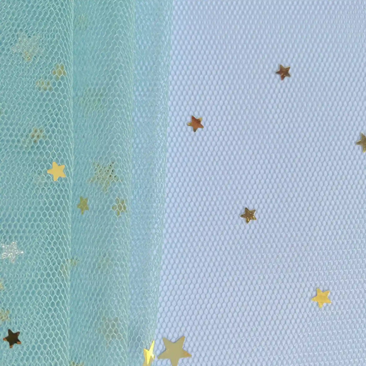 Le Tissu tulle lune et étoiles au mètre de Longan Craft France présente des étoiles et des lunes multicolores pailletées sur un filet, parfait pour les costumes élégants et les décors de scène. Tissu tulle idéal pour les projets créatifs.