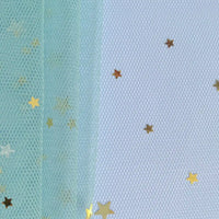 Le Tissu tulle lune et étoiles au mètre de Longan Craft France présente des étoiles et des lunes multicolores pailletées sur un filet, parfait pour les costumes élégants et les décors de scène. Tissu tulle idéal pour les projets créatifs.