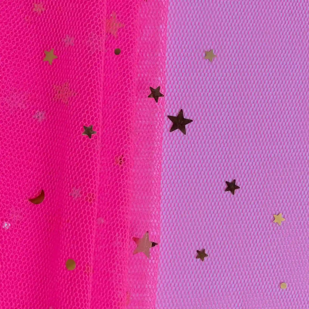 Gros plan sur le Tissu tulle lune et étoiles au mètre de Longan Craft France : un tissu de tulle multicolore et pailleté, parsemé d'étoiles métalliques, passant du rose vif au violet clair, idéal pour les costumes de scène.