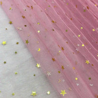 Le Tissu tulle lune et étoiles au mètre de Longan Craft France est un tulle multicolore pailleté, idéal pour les costumes de scène ou projets créatifs, orné de sequins étoiles et points dorés sur fond rose.