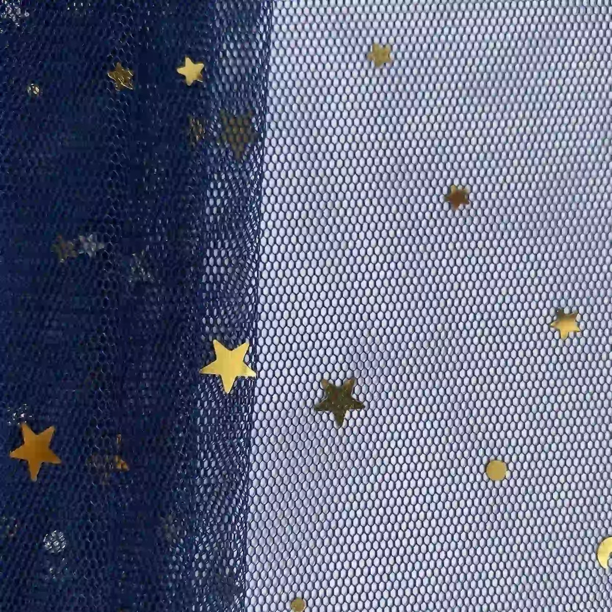 Gros plan sur le "Tissu tulle lune et étoiles au mètre" de Longan Craft France, un tulle pailleté multicolore avec de minuscules paillettes étoilées dorées. La maille est bleue sur la gauche, ce qui est parfait pour les costumes de scène.