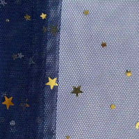 Gros plan sur le "Tissu tulle lune et étoiles au mètre" de Longan Craft France, un tulle pailleté multicolore avec de minuscules paillettes étoilées dorées. La maille est bleue sur la gauche, ce qui est parfait pour les costumes de scène.
