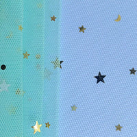Gros plan sur le Tissu tulle lune et étoiles au mètre de Longan Craft France, un tissu pailleté multicolore idéal pour les costumes de scène, avec des confettis métalliques de lune, d'étoiles et de points sur un fond hexagonal texturé.