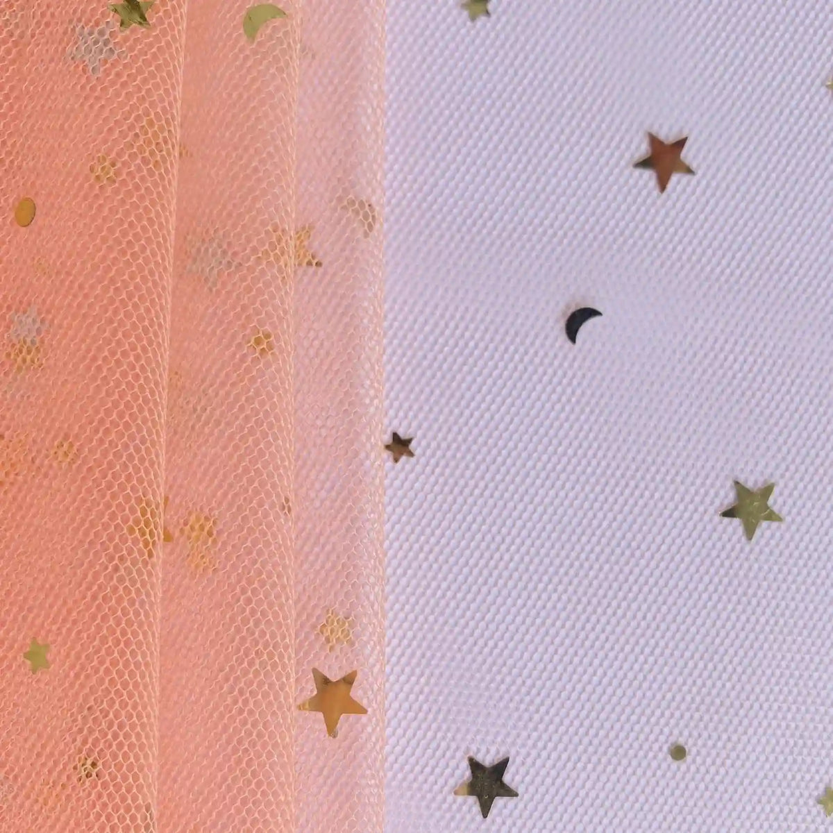 Le "Tissu tulle lune et étoiles au mètre" de Longan Craft France, un tulle pailleté multicolore idéal pour les costumes, est présenté avec des paillettes étoiles et lune dorées sur une surface blanche décorée de confettis métalliques.