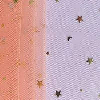Le "Tissu tulle lune et étoiles au mètre" de Longan Craft France, un tulle pailleté multicolore idéal pour les costumes, est présenté avec des paillettes étoiles et lune dorées sur une surface blanche décorée de confettis métalliques.