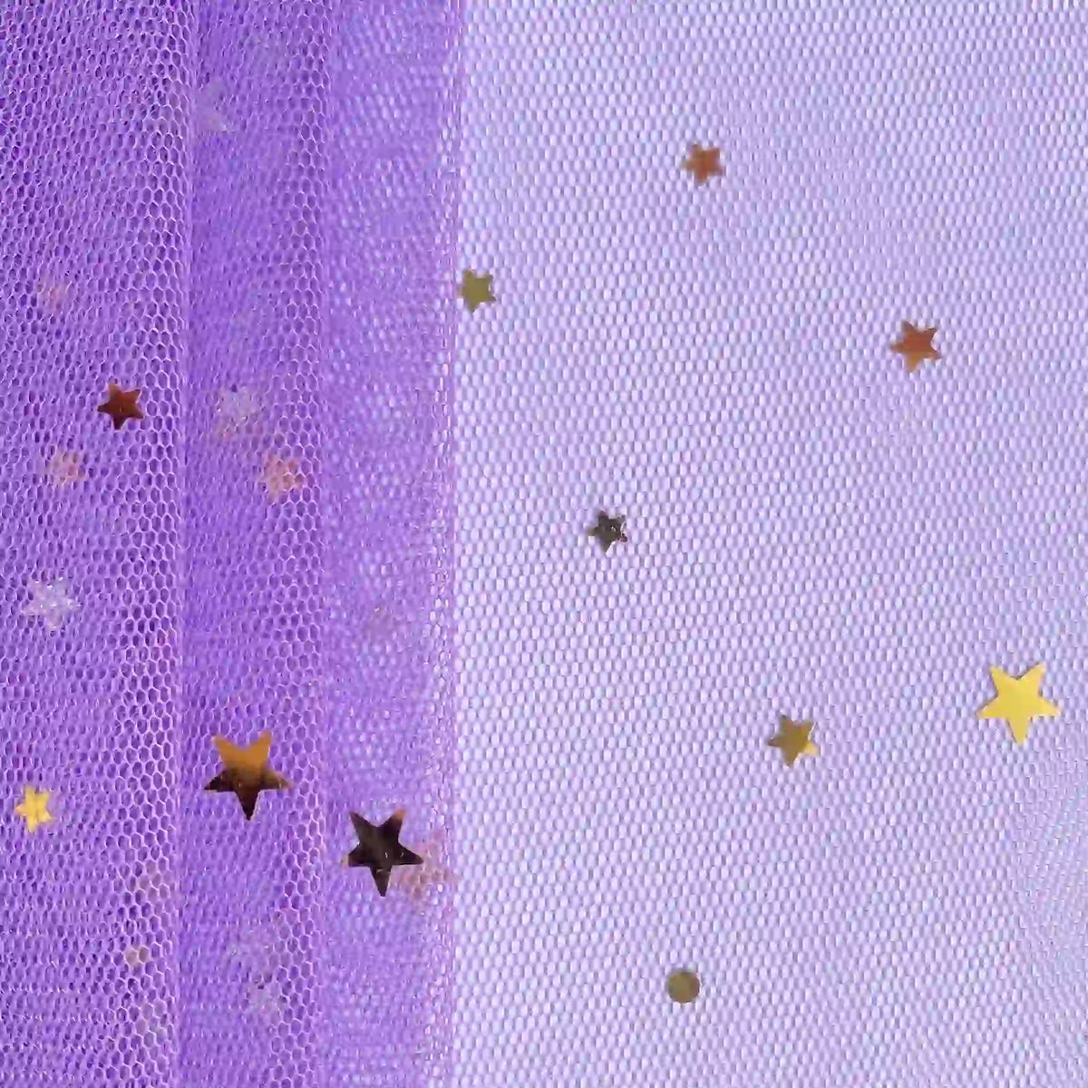 Gros plan sur le Tissu tulle lune et étoiles au mètre de Longan Craft France, un tissu pailleté transparent et multicolore, parsemé de paillettes étoiles dorées, idéal pour les costumes de scène.