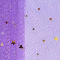 Gros plan sur le Tissu tulle lune et étoiles au mètre de Longan Craft France, un tissu pailleté transparent et multicolore, parsemé de paillettes étoiles dorées, idéal pour les costumes de scène.