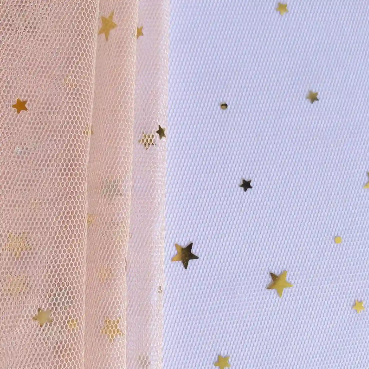 Gros plan sur le Tissu tulle lune et étoiles au mètre de Longan Craft France, un tulle pailleté multicolore aux délicats motifs de lunes et d'étoiles, idéal pour les costumes de scène ou les décors de rêve.