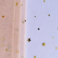 Gros plan sur le Tissu tulle lune et étoiles au mètre de Longan Craft France, un tulle pailleté multicolore aux délicats motifs de lunes et d'étoiles, idéal pour les costumes de scène ou les décors de rêve.