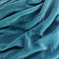 Un gros plan de Velours de soie de mûrier doux de Longan Craft France montre son velours de soie-rayon bleu sarcelle aux plis doux et à la texture légèrement brillante et lisse, idéal pour les tissus d'ameublement, la couture et l'artisanat.