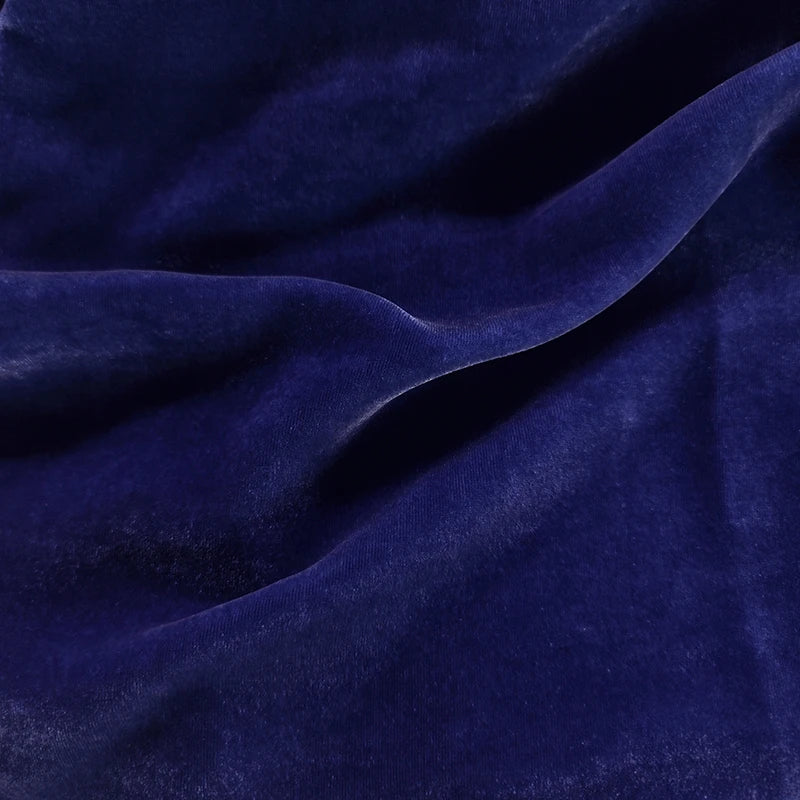 Un gros plan du Velours de soie de mûrier doux de Longan Craft France montre un tissu bleu profond, soyeux et légèrement lustré, idéal pour l'ameublement, la couture et les projets créatifs. Disponible au mètre dans un mélange de rayonne et de soie.