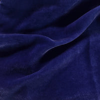 Un gros plan du Velours de soie de mûrier doux de Longan Craft France montre un tissu bleu profond, soyeux et légèrement lustré, idéal pour l'ameublement, la couture et les projets créatifs. Disponible au mètre dans un mélange de rayonne et de soie.