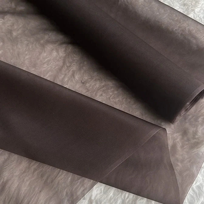 Gros plan sur l'Organza de soie multicolore 8 momme au mètre de Longan Craft France, une pure soie de mûrier à la texture douce et légère, un tissu de luxe idéal pour les robes de soirée et les robes de chambre élégantes.