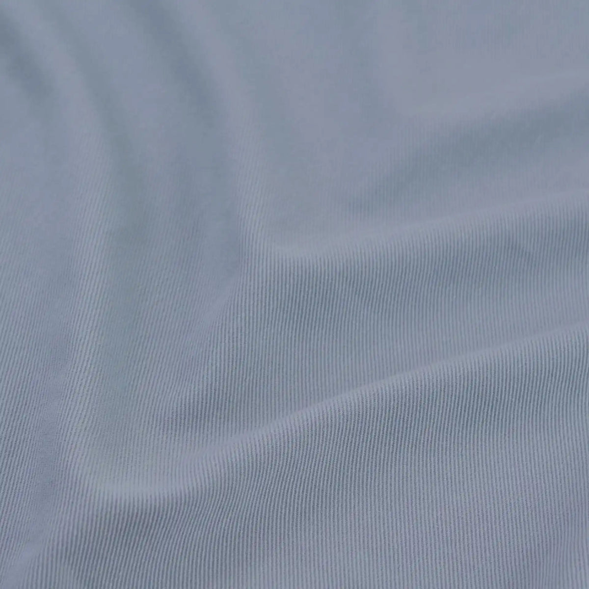 Gros plan sur le tissu multicolore Tissu lyocell mélangé coton bambou de Longan Craft France, à la texture subtilement côtelée - un textile idéal pour les pantalons DIY et disponible au mètre.