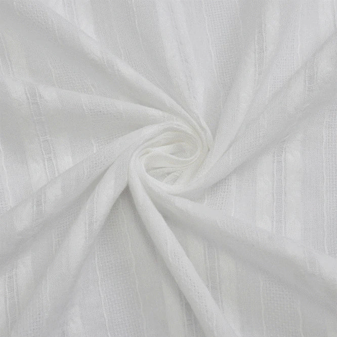 Gros plan sur le Tissu dobby leno multicolore au mètre de Longan Craft France, un jacquard dobby coton ajouré avec de subtiles rayures verticales et un doux motif tourbillonnant. Légèrement transparent-parfait pour robes et vêtements légers.