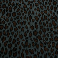 Gros plan sur le tissu côtelé imprimé léopard multicolore de Longan Craft France au mètre : velours côtelé polyester doux, aux motifs animaliers noirs et marron se détachant sur fond sombre, idéal pour vêtements.