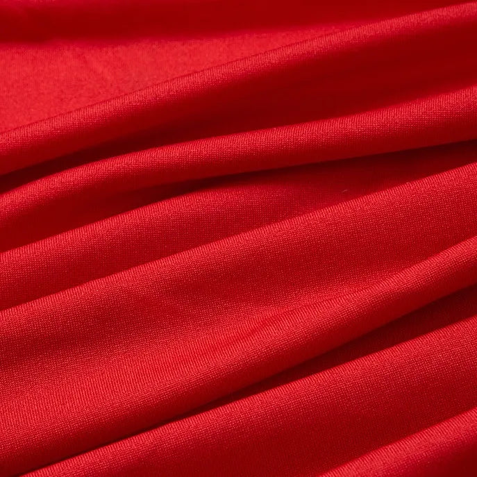 Le Tissu jersey polyester multicolore au mètre de Longan Craft France est présenté en gros plan. Il présente des plis doux et une surface extensible légèrement brillante, idéale pour les peignoirs.