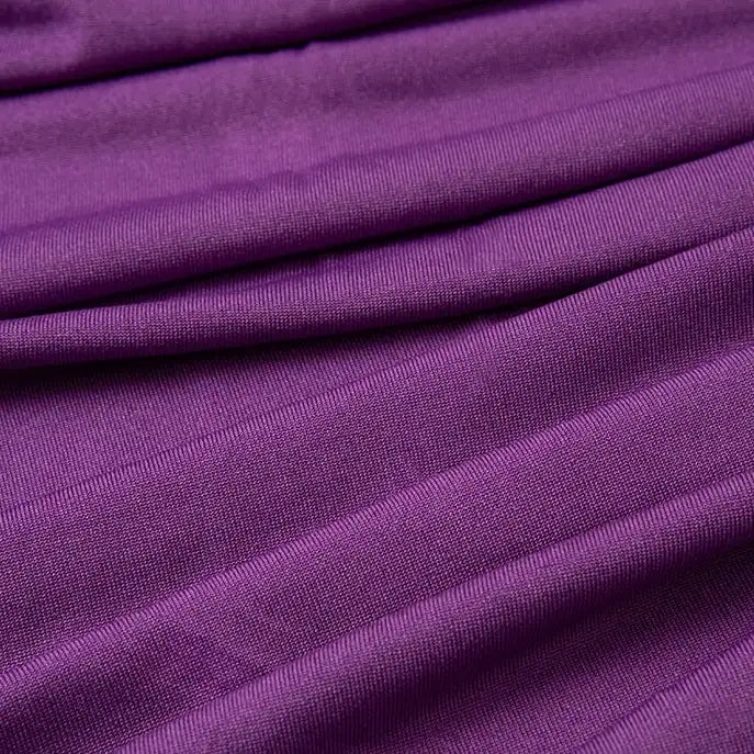 Vue détaillée du tissu jersey multicolore en polyester-élasthanne de Longan Craft France, vendu au mètre. Texture fine, lignes horizontales, drapé doux et extensible ; matière jersey idéale pour les robes.