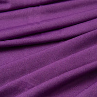 Vue détaillée du tissu jersey multicolore en polyester-élasthanne de Longan Craft France, vendu au mètre. Texture fine, lignes horizontales, drapé doux et extensible ; matière jersey idéale pour les robes.