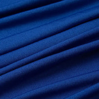 Gros plan sur le Tissu jersey polyester multicolore de Longan Craft France, montrant le tissage texturé et l'élasticité de ce tissu polyester-élasthanne, idéal pour les peignoirs. Disponible au mètre.