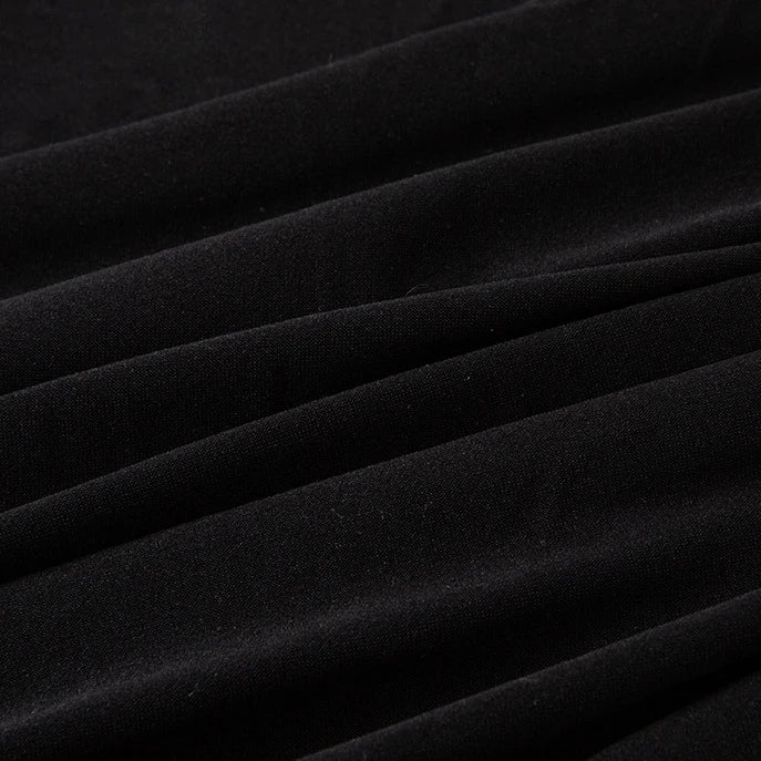 Gros plan sur le tissu multicolore jersey polyester-élasthanne au mètre de Longan Craft France. Ce tissu lisse, légèrement velouté et extensible se drape avec des plis diagonaux doux - idéal matière jersey pour robes de chambre.