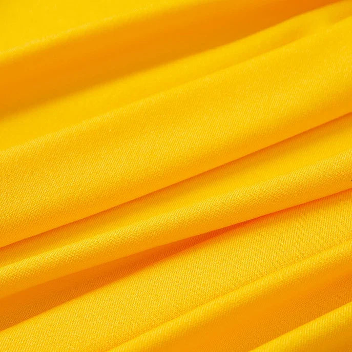 Vue rapprochée de plusieurs plis de Tissu jersey polyester multicolore au mètre de Longan Craft France, mettant en valeur la texture lisse et la couleur vibrante de ce jersey polyester-élasthanne extensible, idéal pour la confection de peignoirs.