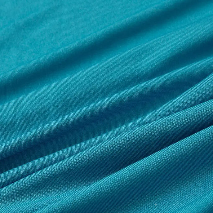 Gros plan sur le Tissu jersey polyester-élasthanne multicolore au mètre de Longan Craft France, montrant son tissage fin, sa surface lisse et extensible, et sa texture délicate - la matière idéale pour les peignoirs.