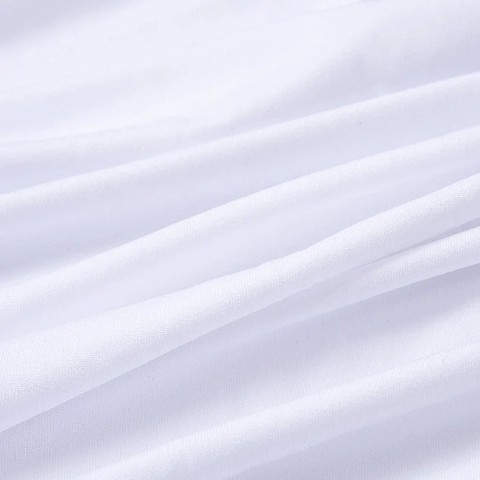 Gros plan sur le Tissu jersey polyester multicolore au mètre de Longan Craft France. Le jersey polyester-élasthanne, doux et léger, présente des plis délicats et une texture subtile, idéale pour la confection de robes.