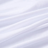 Gros plan sur le Tissu jersey polyester multicolore au mètre de Longan Craft France. Le jersey polyester-élasthanne, doux et léger, présente des plis délicats et une texture subtile, idéale pour la confection de robes.