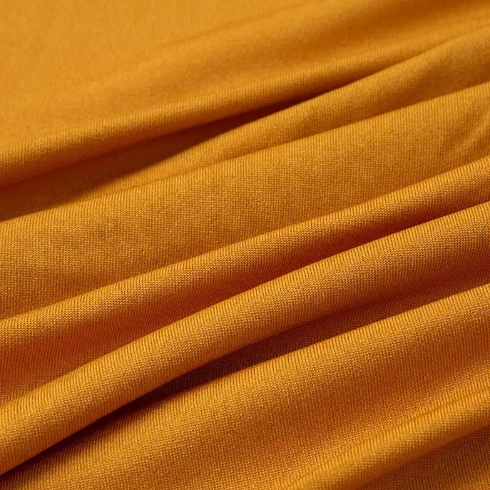 Gros plan sur le Tissu jersey polyester multicolore de Longan Craft France, montrant la texture visible du tissage et les plis diagonaux souples - tissu jersey polyester-élasthanne idéal pour les robes, vendu au mètre.