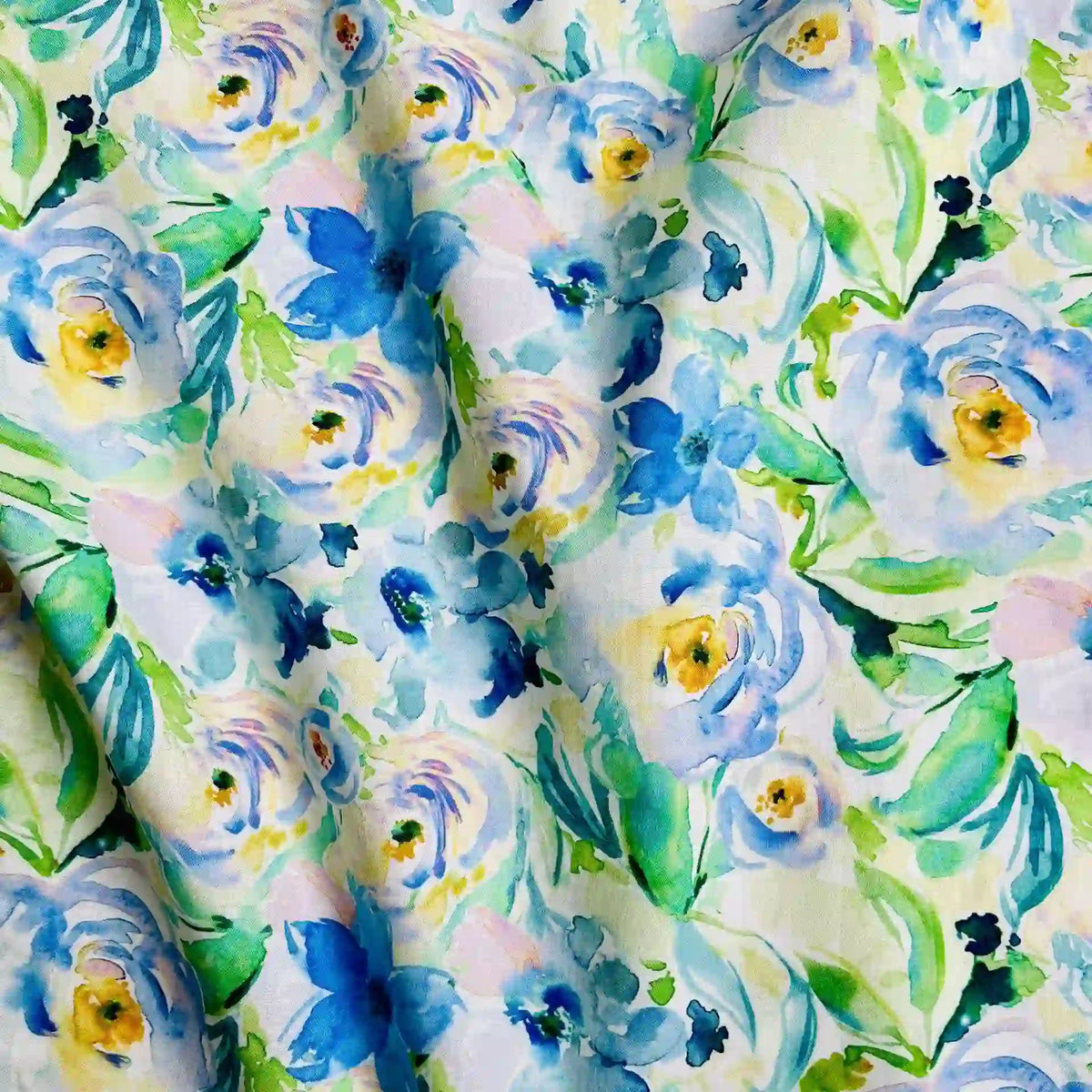 Le Linon de coton imprimé multicolore au mètre de Longan Craft France est un tissu de coton doux, légèrement froissé, qui présente des motifs floraux bleus, jaunes et verts sur fond blanc.