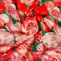 Découvrez le "Linon de coton imprimé multicolore au mètre" de Longan Craft France - un tissu de linon en coton doux présentant un motif floral aquarelle vibrant dans des tons rouges, roses et verts avec des accents de pétales et de feuilles superposés.