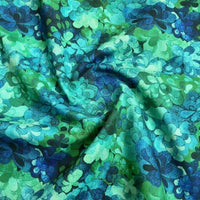 Un gros plan de Linon de coton imprimé multicolore au mètre par Longan Craft France présente un motif floral bleu et vert sur un tissu linon de coton à fleurs doux et légèrement froissé.