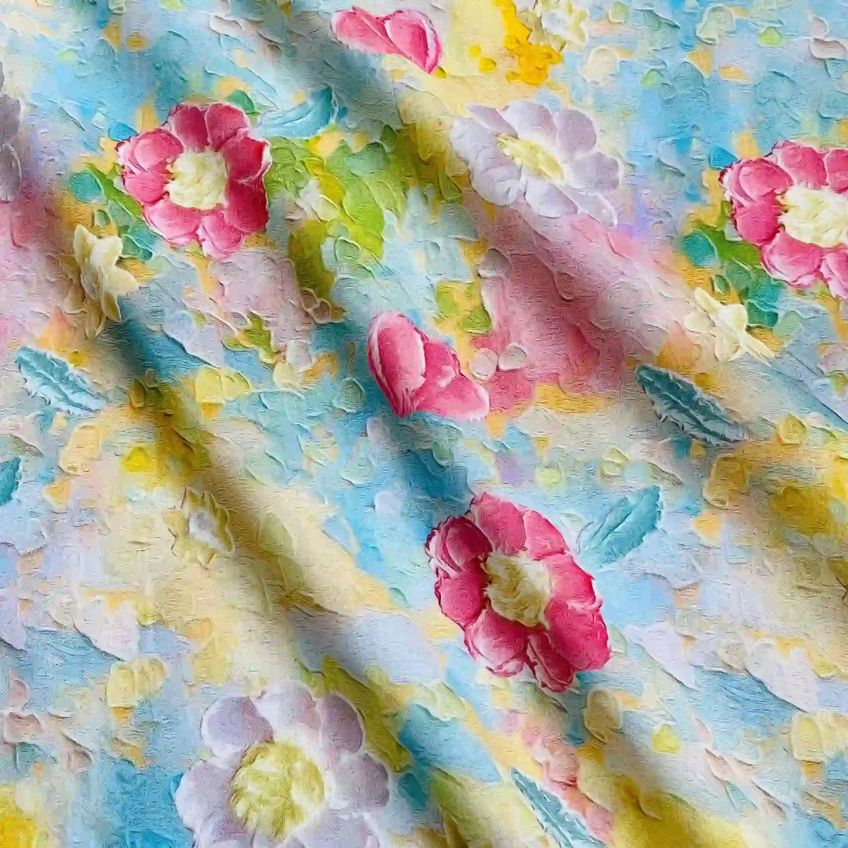 Ce Linon de coton imprimé multicolore par Longan Craft France présente des fleurs roses, rouges et blanches au centre jaune, des feuilles vertes et un fond bleu-jaune clair. Les ombres du coton imprimé ajoutent de la profondeur et de la texture.