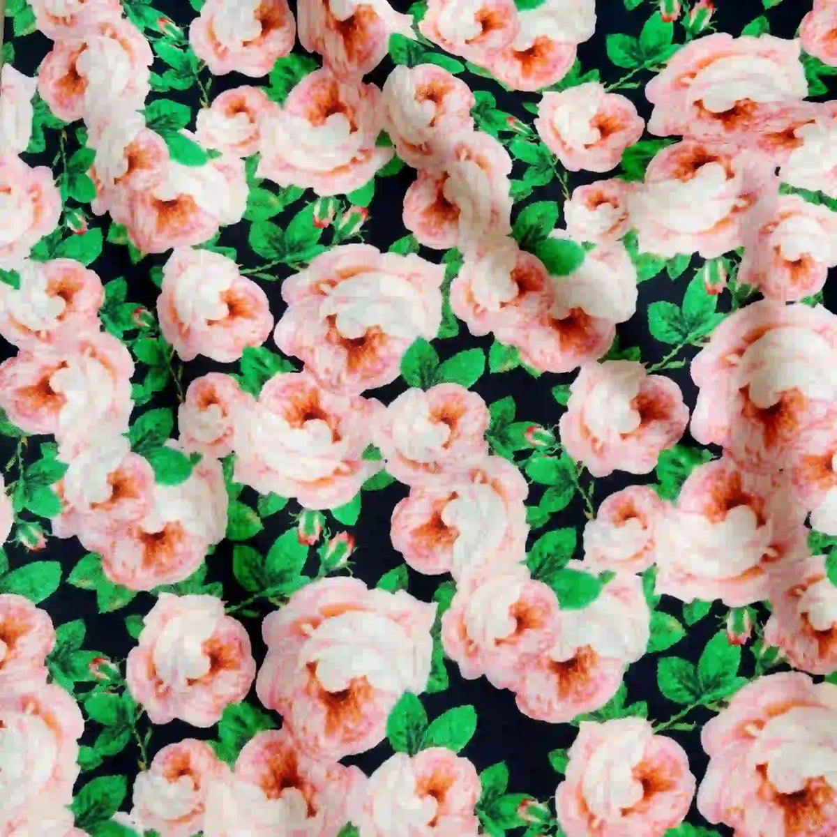 Linon de coton imprimé multicolore au mètre de Longan Craft France : tissu doux à fleurs, avec des roses rose pâle et feuillage vert sur fond sombre, motif dense couvrant toute la surface.