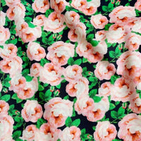 Linon de coton imprimé multicolore au mètre de Longan Craft France : tissu doux à fleurs, avec des roses rose pâle et feuillage vert sur fond sombre, motif dense couvrant toute la surface.