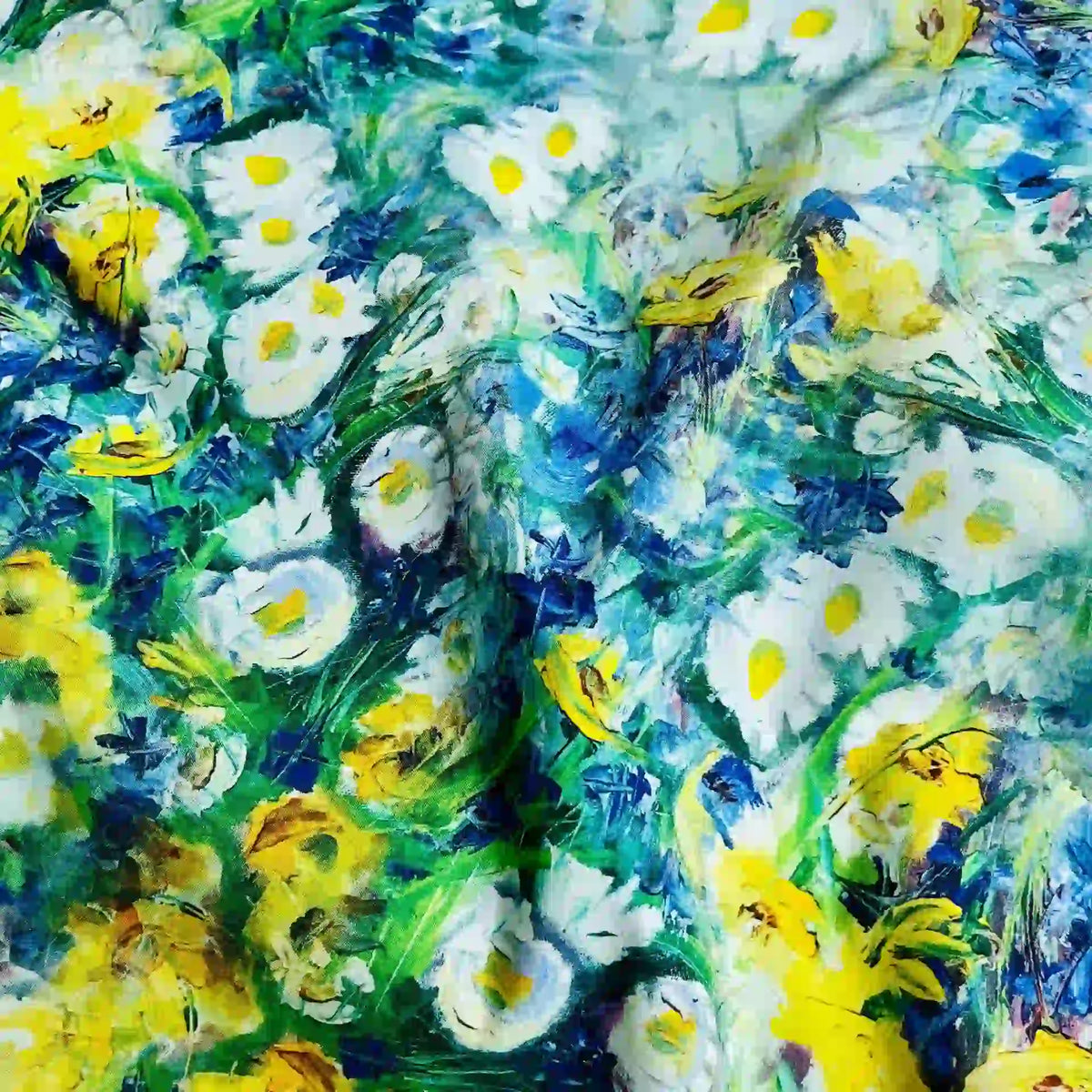 Un gros plan de Linon de coton imprimé multicolore au mètre par Longan Craft France, montrant un motif floral doux avec des marguerites blanches, des centres jaunes, des feuilles vertes, et des accents de pinceau bleu-jaune sur le tissu linon de coton.